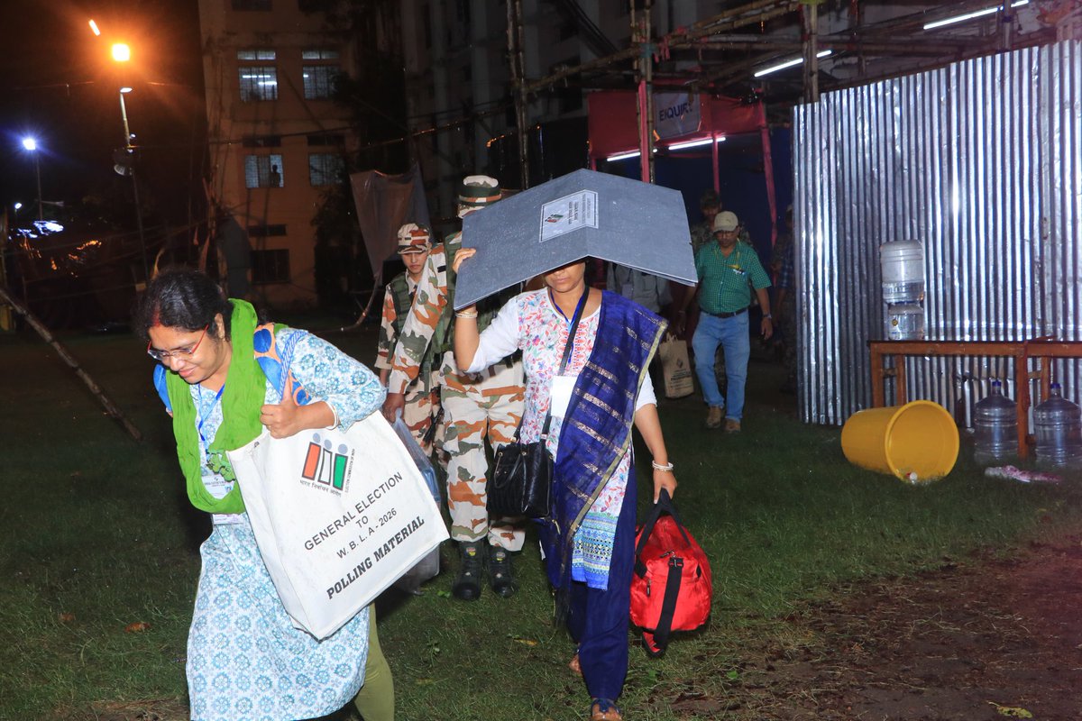 CEOWestBengal's tweet image. Polling personnel returning from the Polling station to RC venue in Kolkata North district of West Bengal.
#WBLA2026 #Phase2
@ECISVEEP @SpokespersonECI @PIBKolkata @airnews_kolkata
@deokolnorth