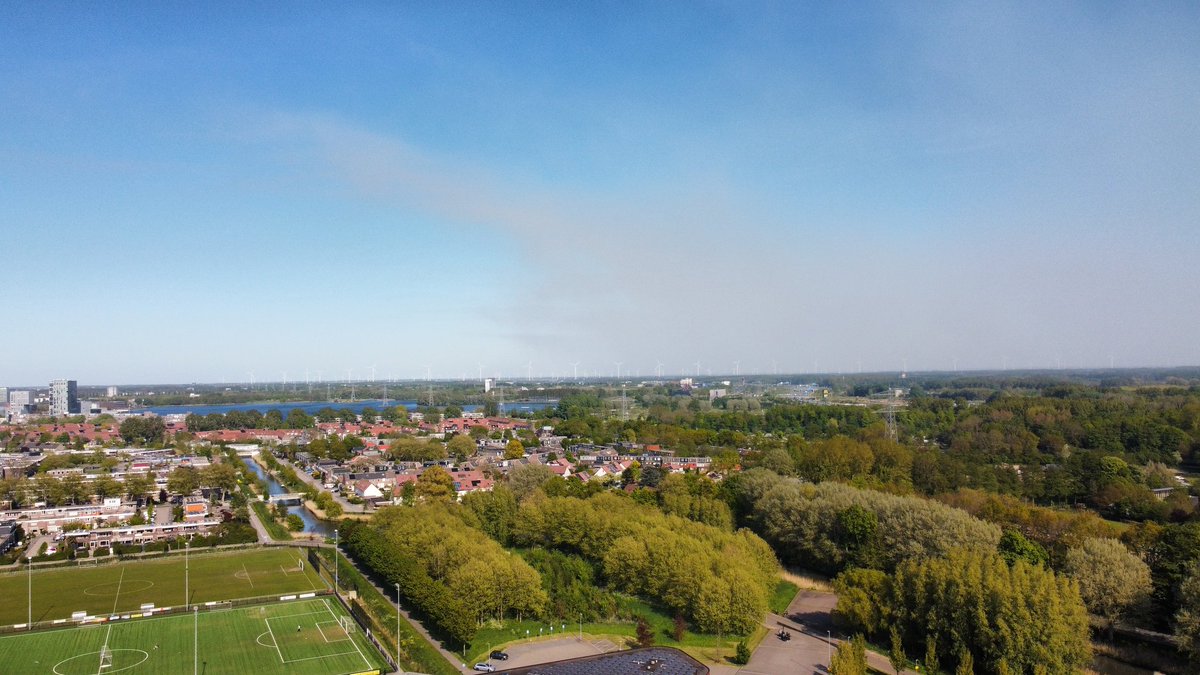APloeg's tweet photo. Vanuit Almere is het goed te zien. Wat een grote pluim!
#natuurbrand https://t.co/6RL53xE6W5