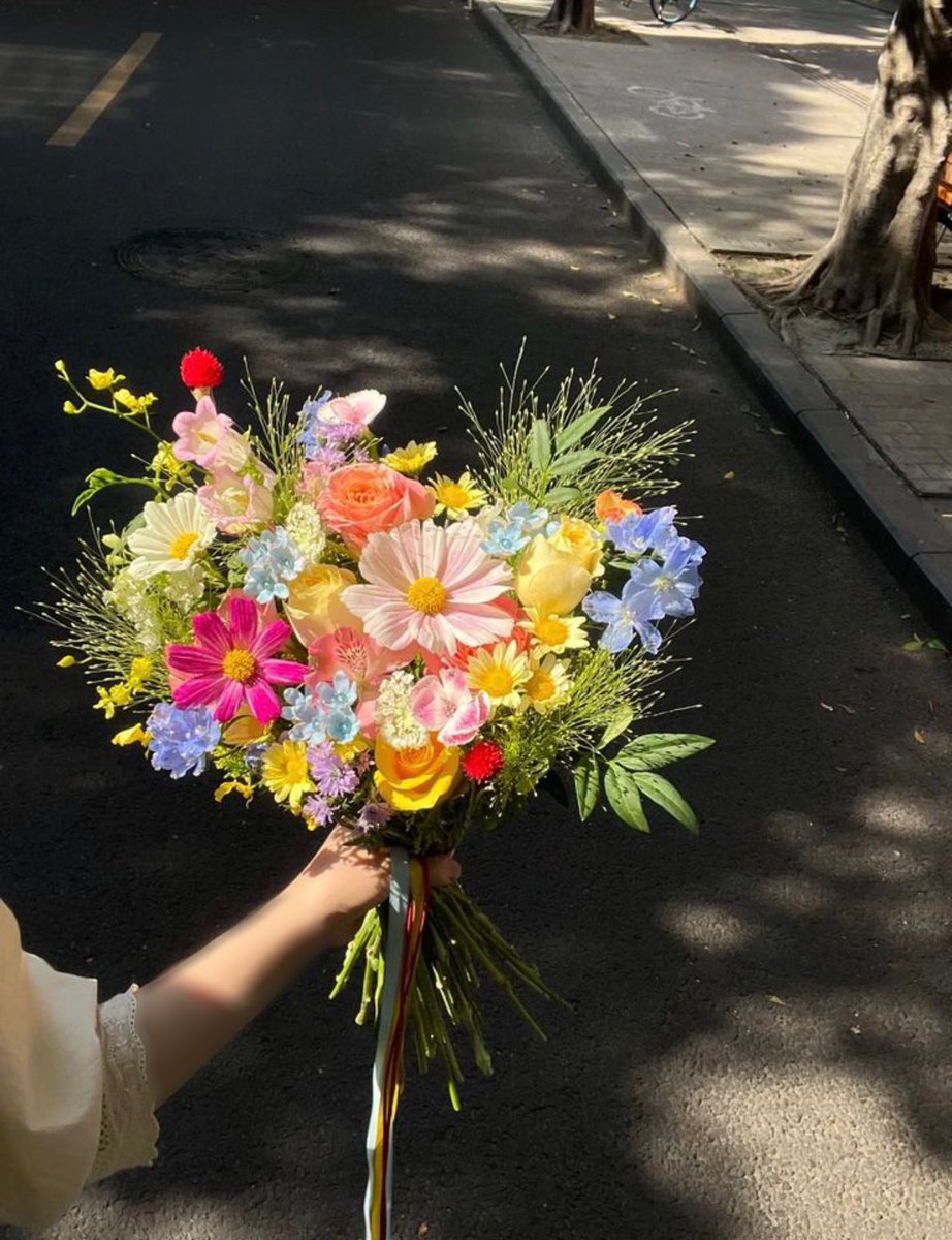 𝑓𝑙𝑜𝑟𝑎 tweet media