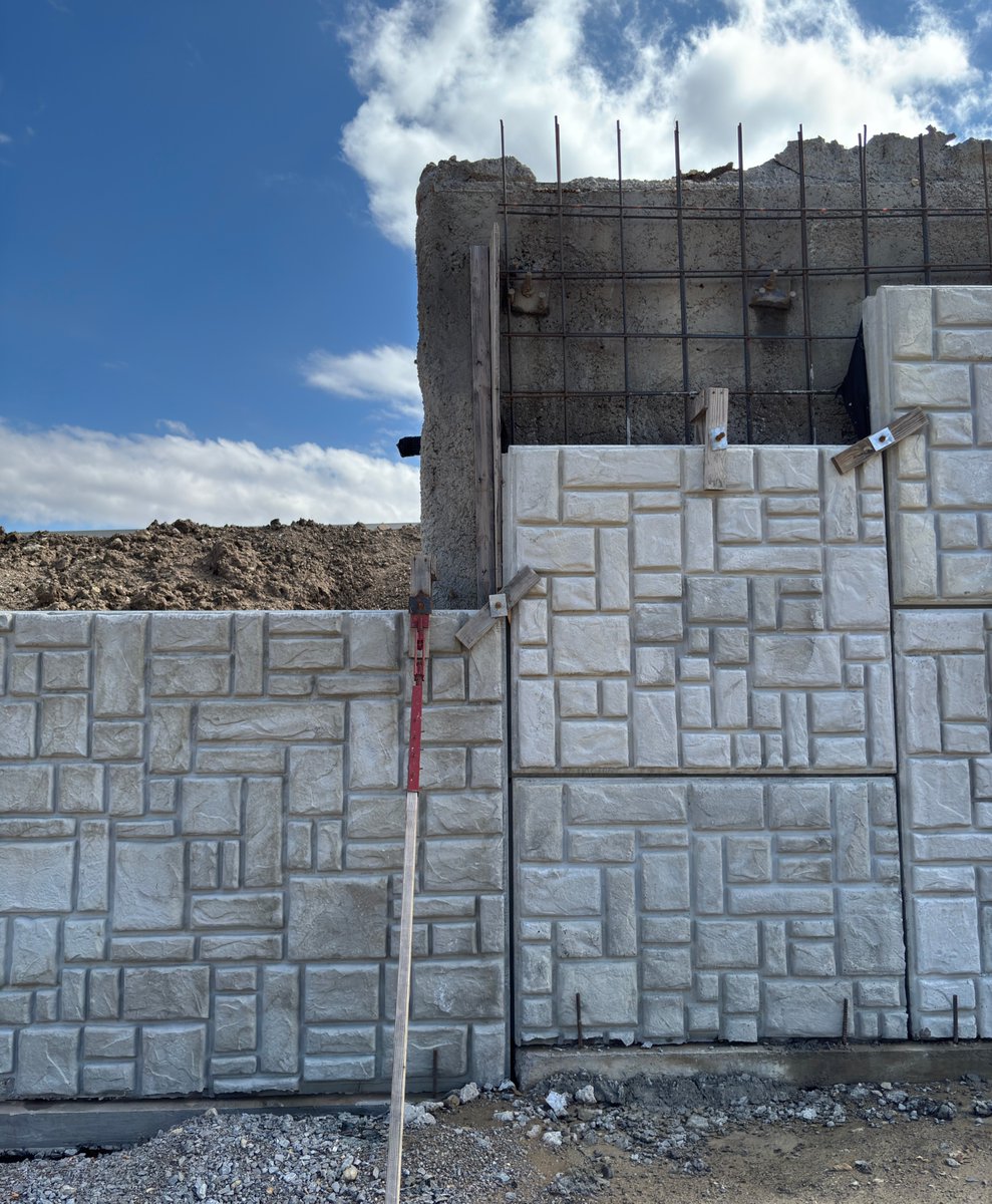 geoquestusa's tweet photo. Reinforced Earth® walls are going up on the I-35 Red River Bridge project in Cooke County, TX.

This major corridor expansion includes roughly 500,000 SF of MSE walls and facing for cut walls, along with over 6 miles of half-connector. 

#BuildBetterTogether https://t.co/O5clC8VkgD