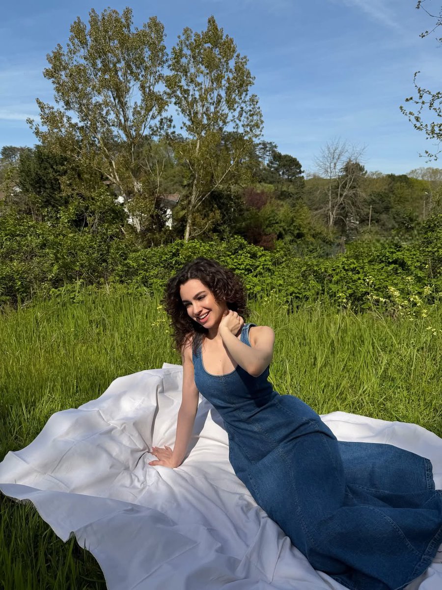 Nina Azraa🦢 tweet media
