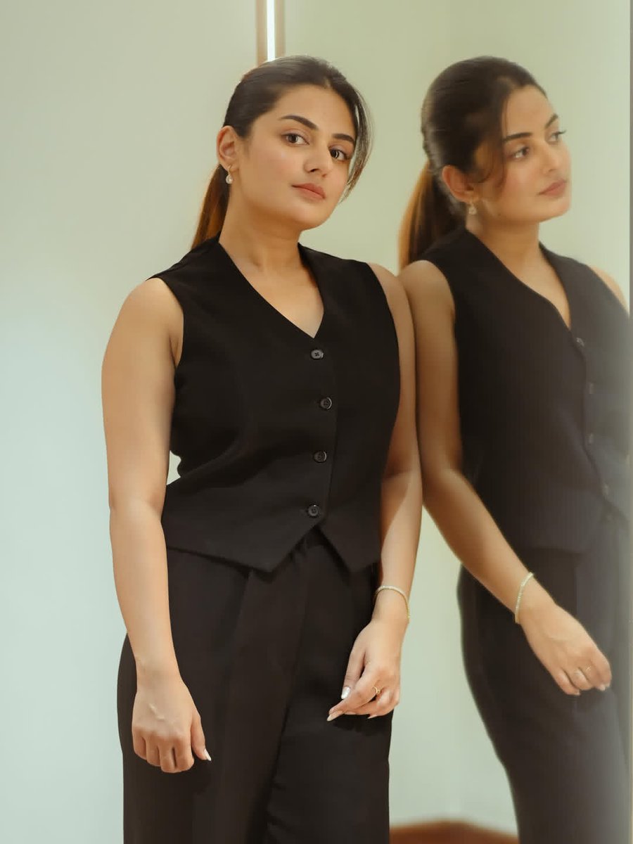 Weekendvibes_'s tweet image. Esther Anil 🖤

#Esther #EstherAnil