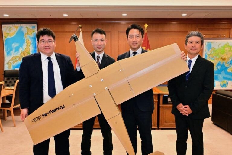 Hurguntr's tweet photo. 🔴Japonya'dan ucuz dron hamlesi!

▫️Japonya Savunma Bakanı Shinjiro Koizumi, kartondan imal edilen tek kullanımlık dron üreten startup AirKamuy'yi ziyaret etti. https://t.co/a2a2cD9Qoo