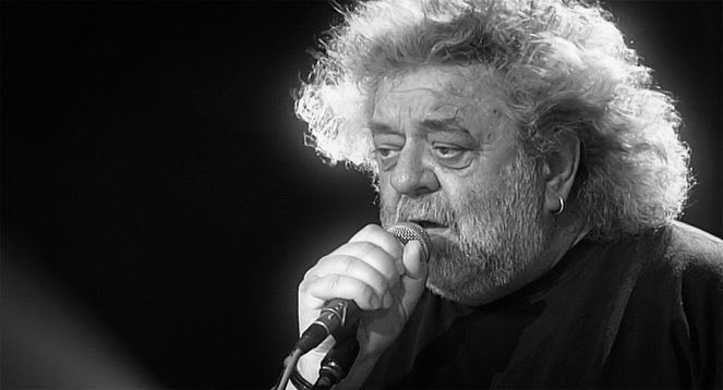 Kuhn3Rene's tweet image. Oskar Petr 🖤

Škrábni mě střepem pro radost,ať cejtím o co kráčí,čarodějko na bodláčí. Rouháš se bohům,nech mě jít. 
Nech mě jít..😢
#RIP