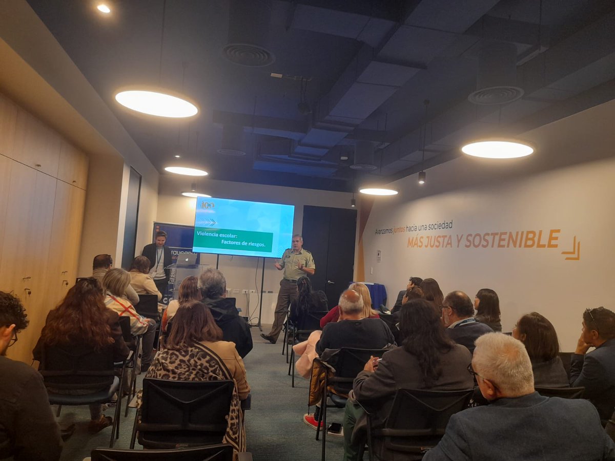 ZonaCarabValpo's tweet image. Comisario de la 4ª Comisaría #Quillota lideró jornada de capacitación efectuada en la I. Municipalidad de esa comuna dirigida a directores de los establecimientos educacionales municipalizados, con quienes se abordó sobre los factores de riesgos, prevención del delito y de