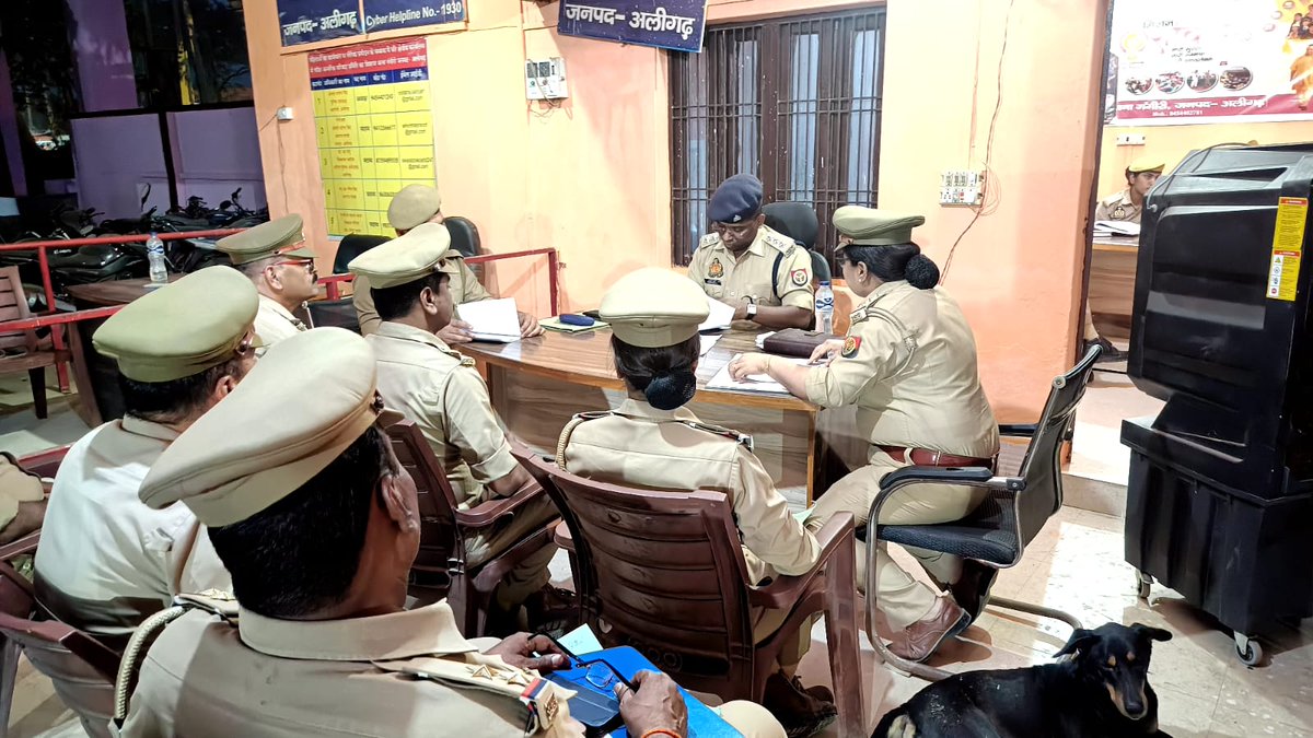 aligarhpolice's tweet image. #Aligarh । #AligarhPolice 
#क्षेत्राधिकारी_छर्रा द्वारा थाना छर्रा व थाना गंगीरी के विवेचकों का किया अर्दली रूम~  

विवेचकों को लम्बित विवेचनाओं के समयबद्ध निस्तारण, ई-साक्ष्य पर SID, वारंटियों की गिरफ्तारी, यक्ष ऐप पर दर्ज बीट सूचना पर कार्यवाही और एचएस चैकिंग हेतु निर्देशित