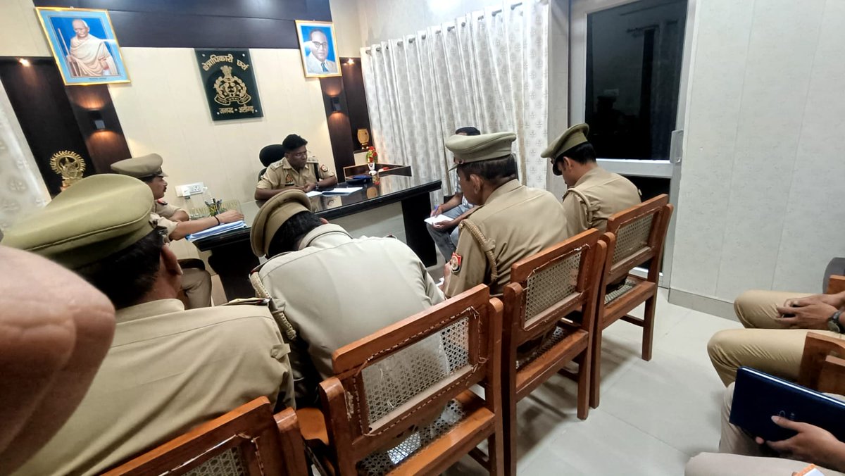aligarhpolice's tweet image. #Aligarh । #AligarhPolice 
#क्षेत्राधिकारी_छर्रा द्वारा थाना छर्रा व थाना गंगीरी के विवेचकों का किया अर्दली रूम~  

विवेचकों को लम्बित विवेचनाओं के समयबद्ध निस्तारण, ई-साक्ष्य पर SID, वारंटियों की गिरफ्तारी, यक्ष ऐप पर दर्ज बीट सूचना पर कार्यवाही और एचएस चैकिंग हेतु निर्देशित