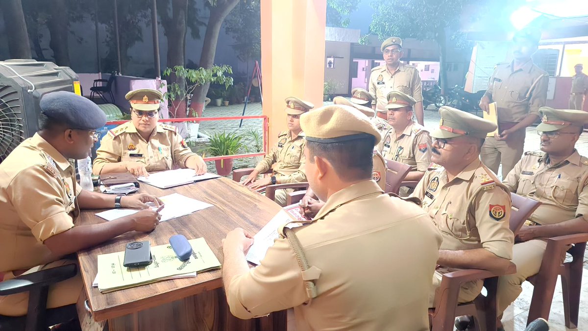 aligarhpolice's tweet image. #Aligarh । #AligarhPolice 
#क्षेत्राधिकारी_छर्रा द्वारा थाना छर्रा व थाना गंगीरी के विवेचकों का किया अर्दली रूम~  

विवेचकों को लम्बित विवेचनाओं के समयबद्ध निस्तारण, ई-साक्ष्य पर SID, वारंटियों की गिरफ्तारी, यक्ष ऐप पर दर्ज बीट सूचना पर कार्यवाही और एचएस चैकिंग हेतु निर्देशित