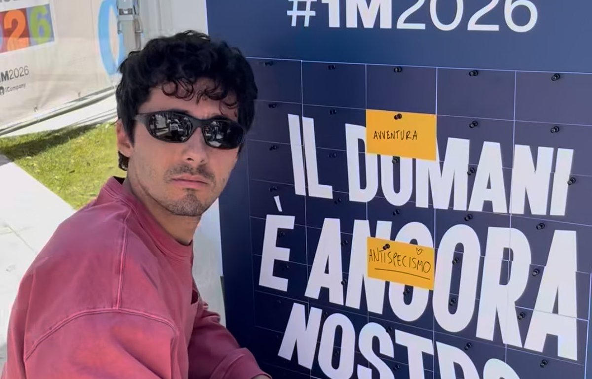 giulsxpeter's tweet photo. filippo tesoro ti hanno chiesto una parola per descrivere il futuro, non il titolo di una delle tue canzoni più belle !!! https://t.co/evVlfSohkd