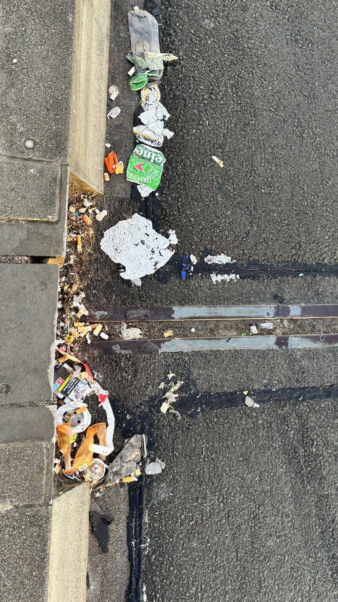 dezeruimte's tweet photo. Een schone stad geeft trots. Net terug uit het schone Denemarken. Hoe kan - na de verkiezingen- het stadsbestuur in
@AmsterdamNL geen prioriteit geven aan afval? Gedrag begint bij handhaven op het centraal station. We zijn een city  of trash!  Waarom beboeten we dit niet?  #dtv https://t.co/WFN9yY1Ish