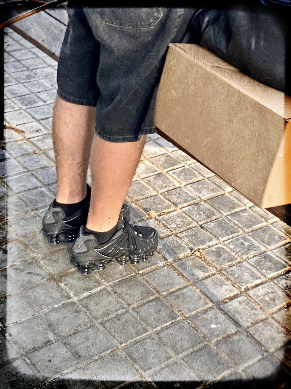 7wini3afak's tweet image. Barcelona · Guys wearing #sneakers #BlueSkySawItFirst🦋 #shox