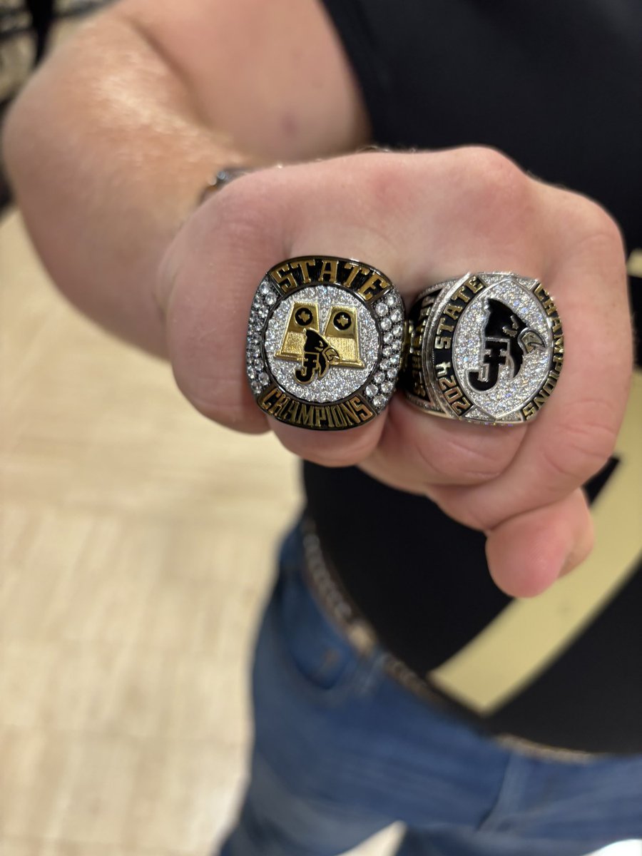 AllenGarr28758's tweet photo. Received our second State Football rings today. Third Basketball State ring coming.
#backtobackstatechamp
#JaytonJaybirds https://t.co/Ih3AC1n2ZR