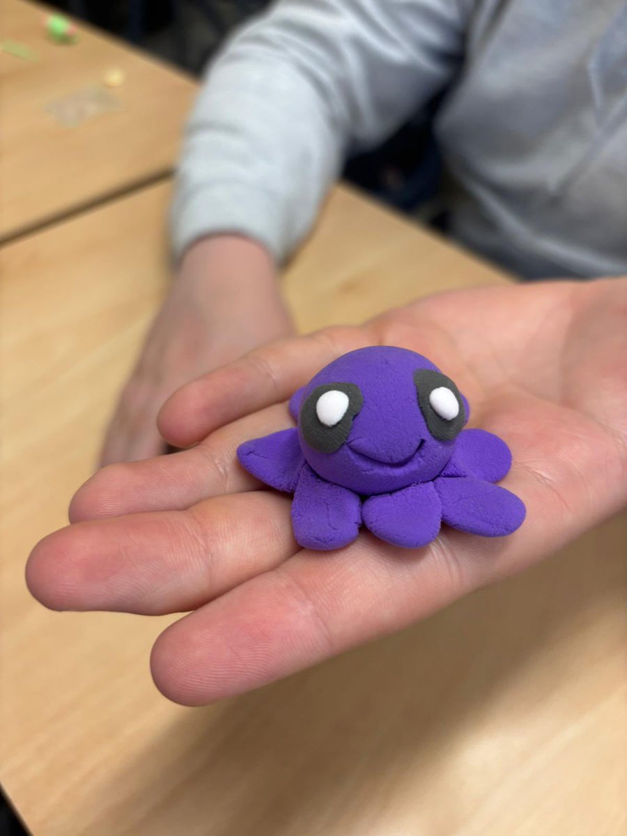 scoildara's tweet image. Ms Kelly’s class were busy today focusing on wellbeing through clay modelling with Ty during SPHE. A creative and mindful activity enjoyed by all 🎨😊 #Wellbeing #SPHE #CreativeLearning