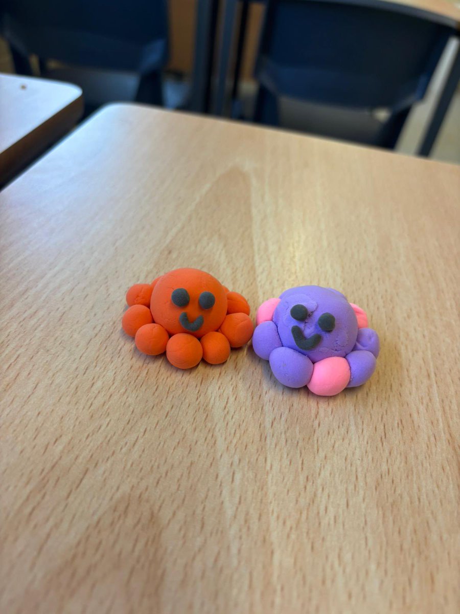 scoildara's tweet image. Ms Kelly’s class were busy today focusing on wellbeing through clay modelling with Ty during SPHE. A creative and mindful activity enjoyed by all 🎨😊 #Wellbeing #SPHE #CreativeLearning
