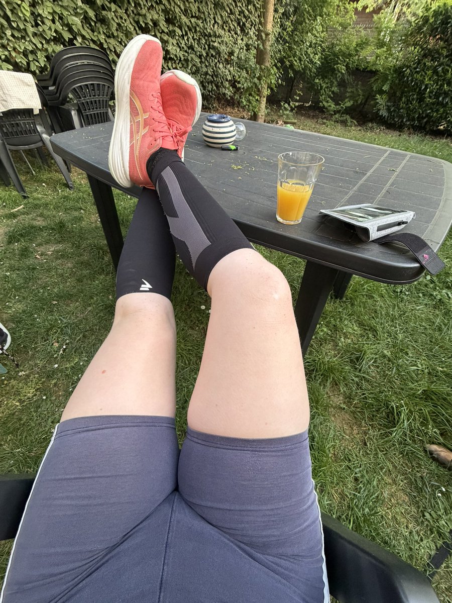 DeesseVirani's tweet photo. j’ai eu chaud ce soir 🥲

hier j’ai c0uru 10km en EF 
et là j’ai fait 5km en sortie classique 

PS : j’ai mis les mêmes chaussettes que celle que j’ai mise pour mon 10km d’hier soir 🤤👅 https://t.co/4HiqxbejQw