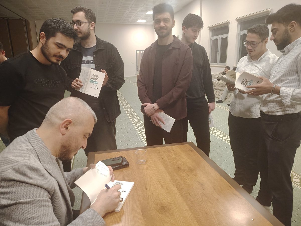KonyaKYGM's tweet photo. 📍 Hacıveyiszade Yurdu

Yazar Ebubekir Ertem ile bir araya gelerek evlilik üzerine verimli bir hasbihal gerçekleştirdik. Söyleşi sonunda öğrencilerimizle buluşan yazar, kitaplarını imzalayarak keyifli bir paylaşımda bulundu. 📚✍️
@OA_BAK @gencliksporbak @GSB_KYGM https://t.co/C2cLCMpktu