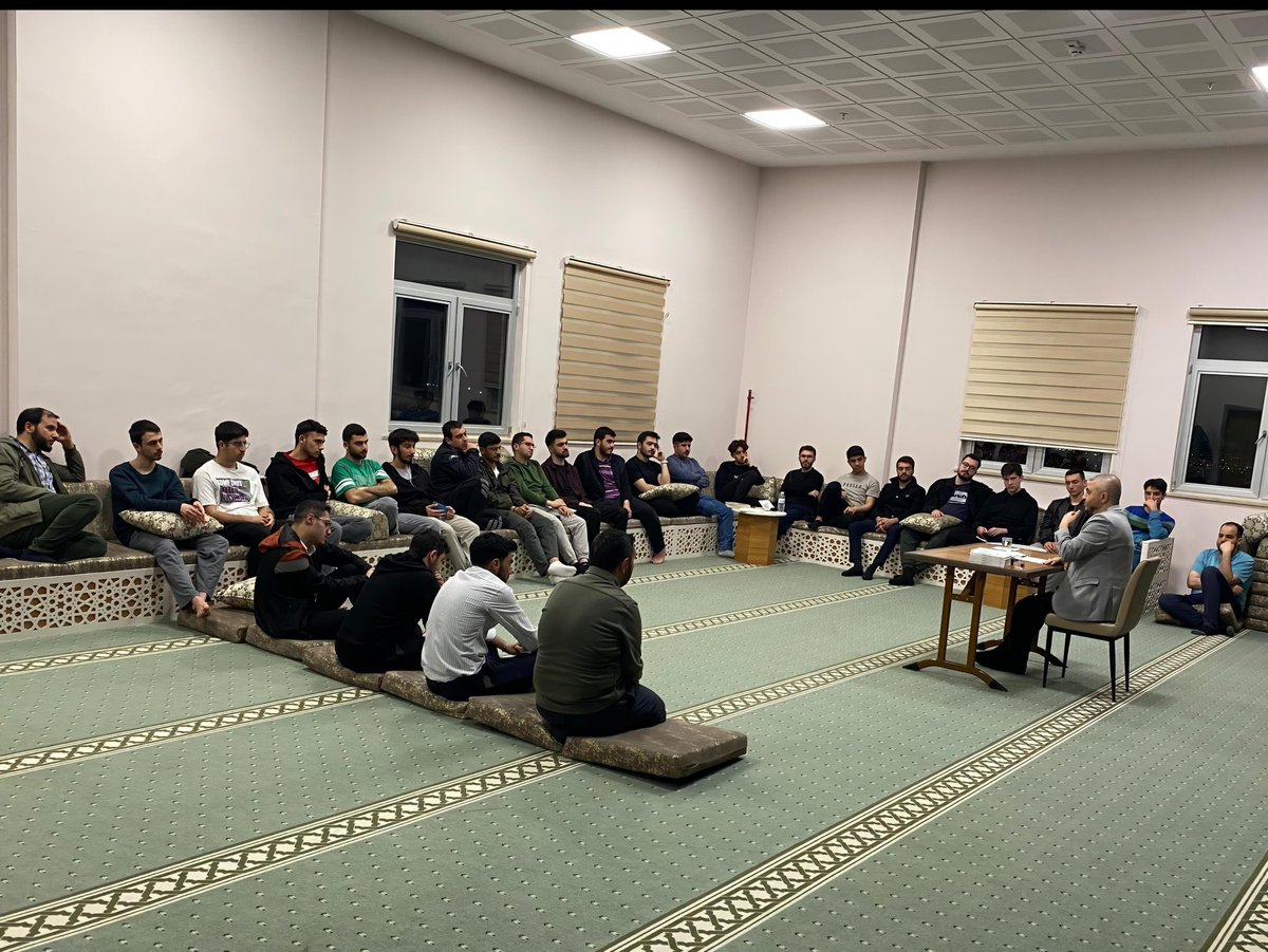 KonyaKYGM's tweet photo. 📍 Hacıveyiszade Yurdu

Yazar Ebubekir Ertem ile bir araya gelerek evlilik üzerine verimli bir hasbihal gerçekleştirdik. Söyleşi sonunda öğrencilerimizle buluşan yazar, kitaplarını imzalayarak keyifli bir paylaşımda bulundu. 📚✍️
@OA_BAK @gencliksporbak @GSB_KYGM https://t.co/C2cLCMpktu