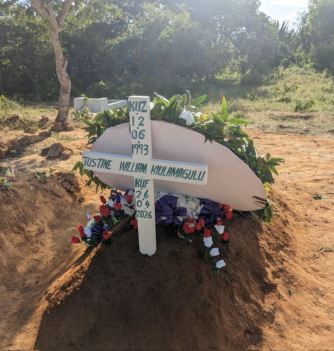 fadhilikangusi's tweet photo. Hapo jana, tulifanikiwa kumzika ndugu yetu Justine Kiulamagulu (@magulu94), huko mkoani Njombe! 💔🕊️ https://t.co/d5RbaM92i4