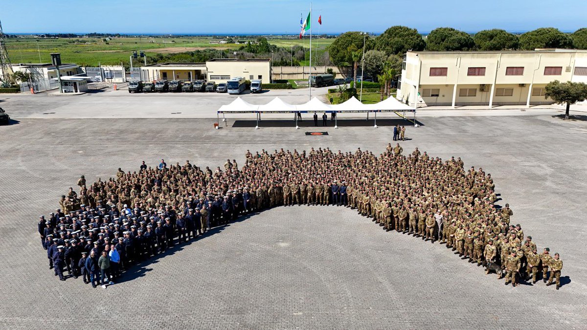 SM_Difesa's tweet photo. 📍#Brindisi #29aprile 
Proseguono le visite ad alcuni Reparti delle #ForzeArmate in #Puglia e gli incontri istituzionali con le autorità locali. 
Oggi il Capo di Stato Maggiore della Difesa, Gen. Luciano #Portolano, dopo aver incontrato il Prefetto Guido Aprea e il Sindaco Giuseppe Marchionna si è recato ai comandi della 3ª Divisione Navale (CDN3) e della Brigata Marina San Marco (BMSM).

⚓Presso il Castello Svevo, ricevuto dall'Ammiraglio di Squadra De Carolis, Comandante della Squadra Navale, il Gen. Portolano è stato aggiornato sulle capacità e sullo stato di prontezza della Divisione e della Brigata. 
In seguito, nell'ambito delle attività addestrative routinarie del San Marco, il Capo di #SMD ha preso parte a una uscita in mare, a bordo di una "Combat Boat", dalla quale ha assistito ad una attività di "boarding" su Nave San Marco da parte dei fucilieri di Marina.

💬Infine presso la caserma Carlotto, ha incontrato tutto il personale della Divisione e della Brigata. 
"La forza della Difesa risiede soprattutto nella capacità concreta di tradurre in azione le strategie elaborate dai Vertici. È in questo spazio vitale che opera il personale dei Reparti operativi come la Brigata San Marco e la 3ª Divisione Navale: interpreti dell'implementazione della politica militare, artefici della prontezza operativa e della credibilità delle Forze Armate, anche a livello internazionale", le parole del Generale Portolano, ricordando le missioni in Kosovo (1999), Iraq (2003) e Afghanistan (2011-2012), in cui il personale del San Marco é stato alle sue dipendenze.

🔎 La 3ª Divisione Navale è il cuore operativo della componente anfibia della #MarinaMilitare che svolge compiti quali: il comando di operazioni aeronavali complesse e il trasporto e sbarco di truppe e mezzi.
La Brigata Marina #SanMarco di oggi è un Reparto d’élite articolato su un Comando Brigata, tre Reggimenti, il Battaglione Scuole, il Gruppo Mezzi da Sbarco e il Quartier Generale. 
Composta da oltre 2500 fucilieri di marina comprende, sotto un unico comando, le funzioni di proiezione di forza dal mare della Marina Militare, di supporto alle Unità Navali in operazioni di interdizione marittima ed #antipirateria e di difesa delle installazioni nazionali.