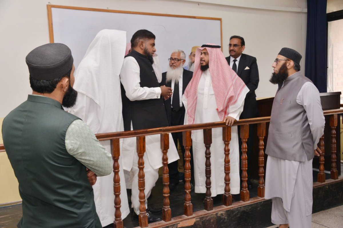 جولة تفقدية لكلية الشريعة والقانون 
قام معالي رئيس الجامعة بزيارة تفقدية إلى كلية الشريعة والقانون، وذلك في إطار جولاته الميدانية المستمرة لمتابعة سير العمل، والوقوف على جودة الأداء الأكاديمي، وتعزيز بيئة التعليم والتدريب في كليات الجامعة.
وكان في استقبال معاليه لدى وصوله مقر
