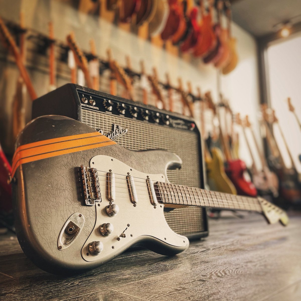 DetroitGuitar's tweet image. A killer take on a mid-’60s Strat—this Masterbuilt ‘66 in Pewter brings the look, the feel, and the kind of detail you only get from Austin MacNutt. Lightweight, resonant, and dialed in exactly how you want a great Strat to respond.

#FenderCustomShop #Stratocaster #AustinMacNutt