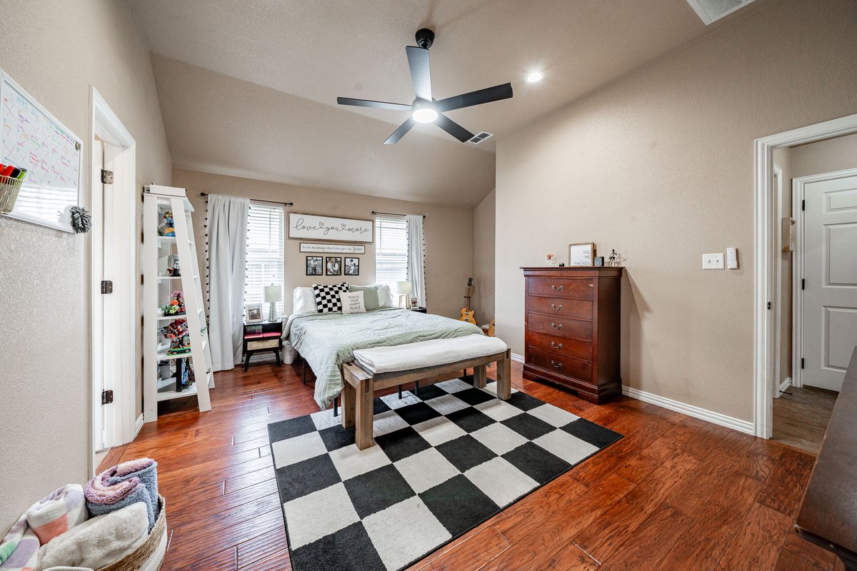 Don’t miss this move-in-ready home in Indian Wells in Wylie ISD! 3 bed 2 bath with open layout, split bedrooms, and a bright updated kitchen. Spacious primary suite with oversized walk-in shower, plus covered porch and large backyard. 

ekdahlrealestate.net/properties/817…