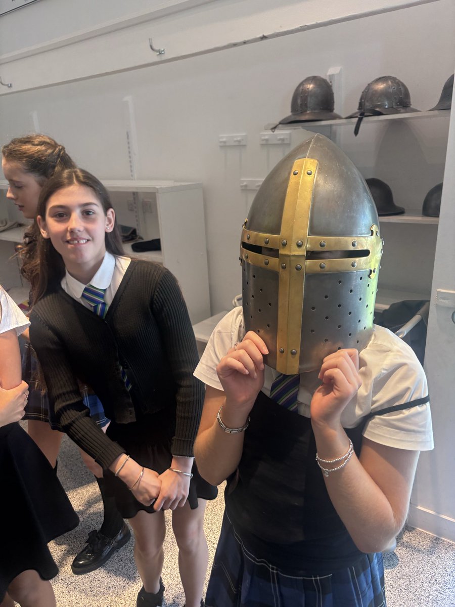 social_sahs's tweet photo. Lots of fun was had by pupils during the weapons handling workshop ⚔️ 🛡️ #bannockburn https://t.co/HMq6ztag1W