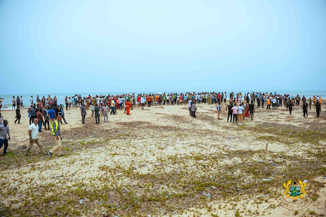 tignews_'s tweet image. Photos: President Mahama visits tidal wave-hit Fuveme to assess damage and engage affected residents.

#TIG #TIGNews
Kofi Adams | Biggest Drill | Sammy Gyamfi | Ernest Nuamah |