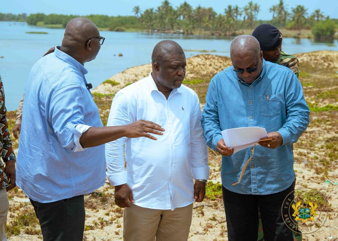 tignews_'s tweet image. Photos: President Mahama visits tidal wave-hit Fuveme to assess damage and engage affected residents.

#TIG #TIGNews
Kofi Adams | Biggest Drill | Sammy Gyamfi | Ernest Nuamah |