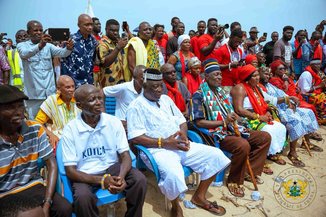 tignews_'s tweet image. Photos: President Mahama visits tidal wave-hit Fuveme to assess damage and engage affected residents.

#TIG #TIGNews
Kofi Adams | Biggest Drill | Sammy Gyamfi | Ernest Nuamah |