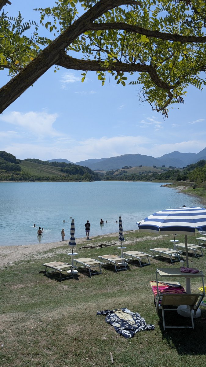 ilturista_info's tweet photo. 🌊 Il lago di Cingoli è un bacino artificiale dove fermarsi per un bagno di sole (lido attrezzato), un giro in barca e un assaggio di crescia.
👉 Dal lago si può salire ai ruderi del Castello di Castreccioni, per una vista panoramica sul lago. @MarcheTourism https://t.co/cVQ62wKb1l