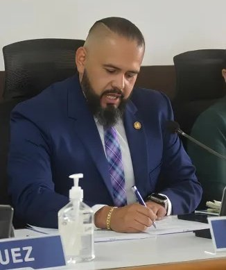 Alejandro Prado Estrada, magistrado presidente de la sala 3ra de apelaciones, vinculado a Jimmy Morales y Felipe Alejo. (como dicen en mi pueblo, tiene planta de marero) 🤢

Este tipo es un peligro para el Sistema Judicial.