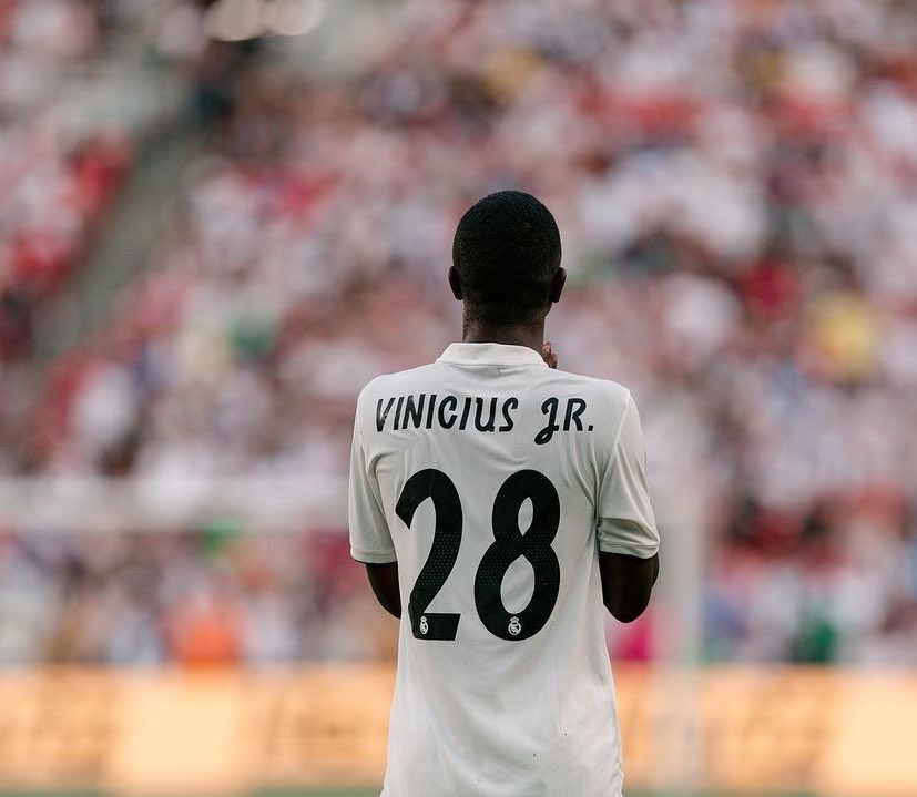 vinijr7_fc's tweet photo. Vini is always coming back from injury early when the team needs him, he doesn’t fake injuries and he always gives the badge his 1000%. He’s the one they leaned on when the older players left and he delivered but he’s the one who gets treated the worst. 💀 https://t.co/MCTm3BCooN