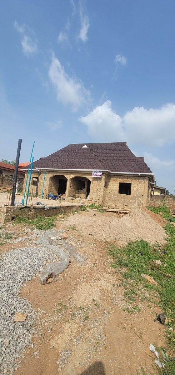 AdedokunBasit1's tweet photo. From Wood work to finish—another clean transformation sealed with a durable stone-coated roof. 
Built to last, designed to stand out.
Materials type:Shingle profile(whine&amp;black)
#RoofingDoneRight #StoneCoatedRoof #ConstructionLife https://t.co/4sIMUvXci8