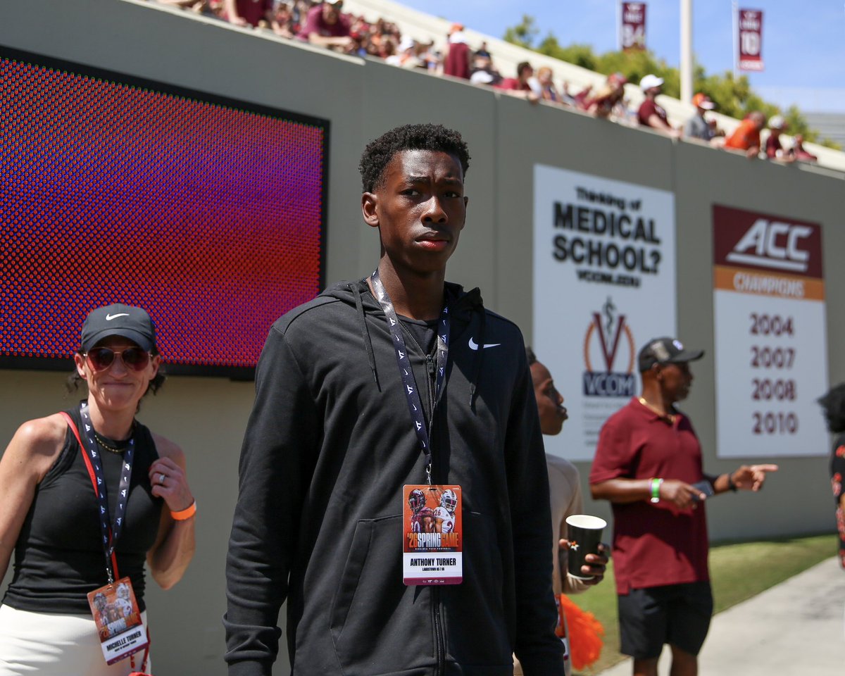 kolby_crawford's tweet photo. Newly-minted Top247 QB Anthony Turner breaks down his Virginia Tech visit and early connection with the staff

The 6-5 signal caller from Virginia Beach (Va.) Landstown debuts as the No. 134 overall prospect in the 2028 class

Read: https://t.co/tI3CWE6wxw https://t.co/zrnzQr7swm
