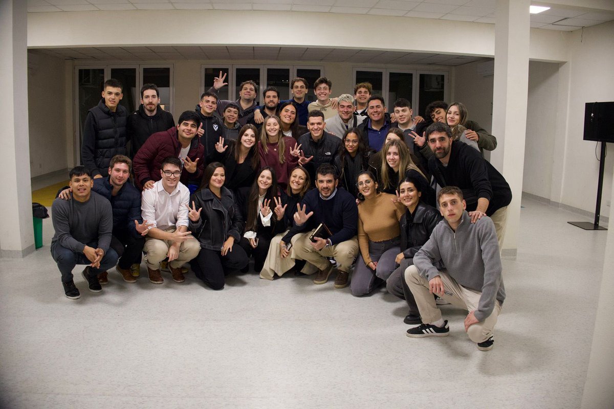 AdriPorro's tweet photo. Ayer los integrantes de @jradicalcaba nos reunimos con el presidente de @UCRNacional, @leonelchiarella.

Excelente iniciativa de Leo en juntarse a cenar, escuchar y compartir con los más jóvenes. 

De cara al futuro me llevo algo muy simple: “no es ideológico, es sentido común”. https://t.co/NRRJB8eMr0