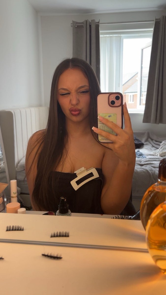 pk_cd0's tweet photo. which of u losers is gonna buy my basket full of clothes for holiday 😆#paypigs #findom https://t.co/iH74QMKmCD