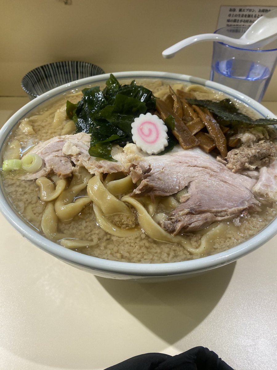 二丁目ラーメン

はい最高🤟
スープ一口飲んでめっちゃ稲田堤に行った気分になった！
麺は珍しいけどスープは懐かしさを感じたな！
やっぱりこういうの出してくるのがクセになるんだよな〜
今夜も大満足の一杯でした！！
ごちそうさまでした🙏
＃二丁目ラーメン君　＃むつらぼしグループちゃん