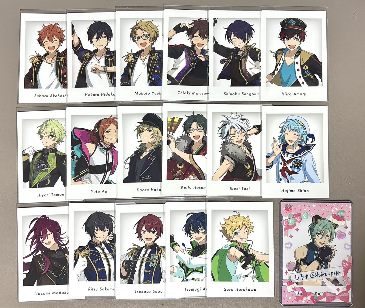 shiro_prpr's tweet photo. 【交換】あんスタ 特典 ぱしゃっつ

求:チトセ>こはく ライカ 巽>みか 宗
(各1〜2)

譲:🩵望見 凛月
💛一彩 日和 薫 千秋 司
🤍スバル 北斗 真 忍 ゆうた 敬人 維吹 創 つむぎ 宙

画像②の条件ご確認お願いいたします。
↓に他交換募集繋げます。 https://t.co/mfosRHQSzU