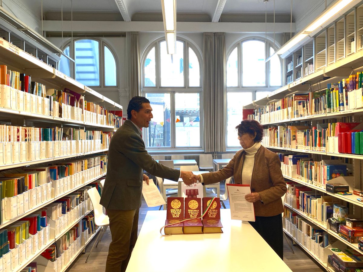 EmbaMexNL's tweet photo. La Embajadora @CMorenoToscano1 donó al @ICUtrecht la enciclopedia “México a través de los siglos”. Esta obra fundamental del pensamiento mexicano fortalecerá la difusión de nuestra historia y cultura.
#DiplomaciaCulturalMX #MéxicoEnElMundo #CulturaMexicana  #HistoriaDeMéxico https://t.co/29bUCQ45OE