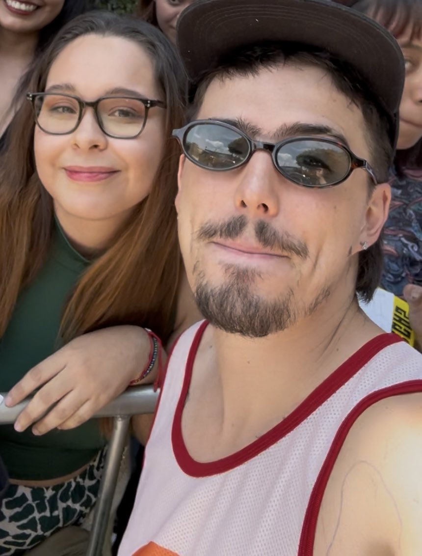 vic_cump's tweet photo. Buenooooo y porque noooo he gritado a los cuatro vientos, que conocí a Morat el vierneeeeeees 
No pude decir mucho, pero fueron las personas más pacientes del mundo 
Gracias por todoooo
Y me firmaron mi playera icónica https://t.co/c3mFDnUu7r