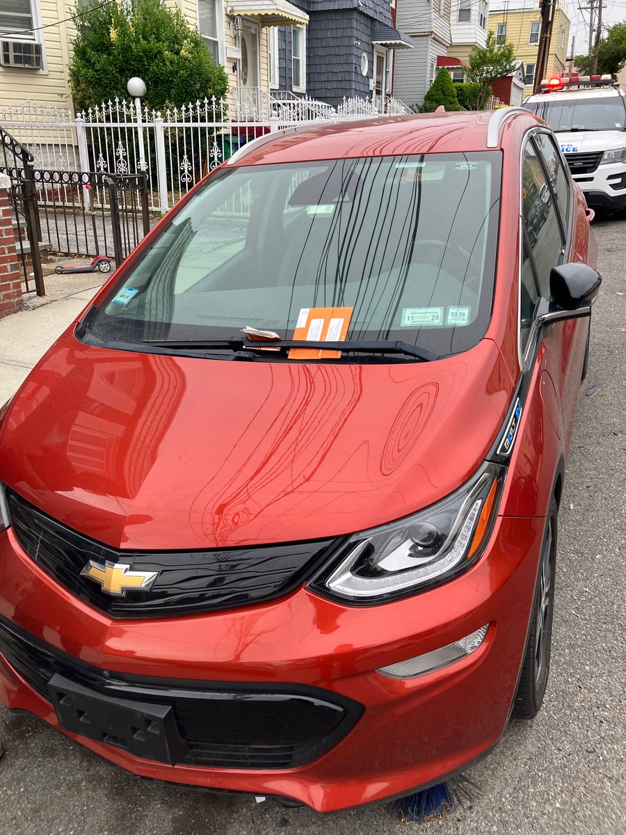 NYPD109Pct's tweet image. Parking on NYC streets without license plates is illegal—and no, a vehicle cover won’t hide it! 🚫🚘
Our Q-Team has a “laser eye” for these violations. We’ve issued summonses and towed the vehicles away. Keep it legal, keep it moving! 🚔 #NYPD #NYC #TrafficSafety