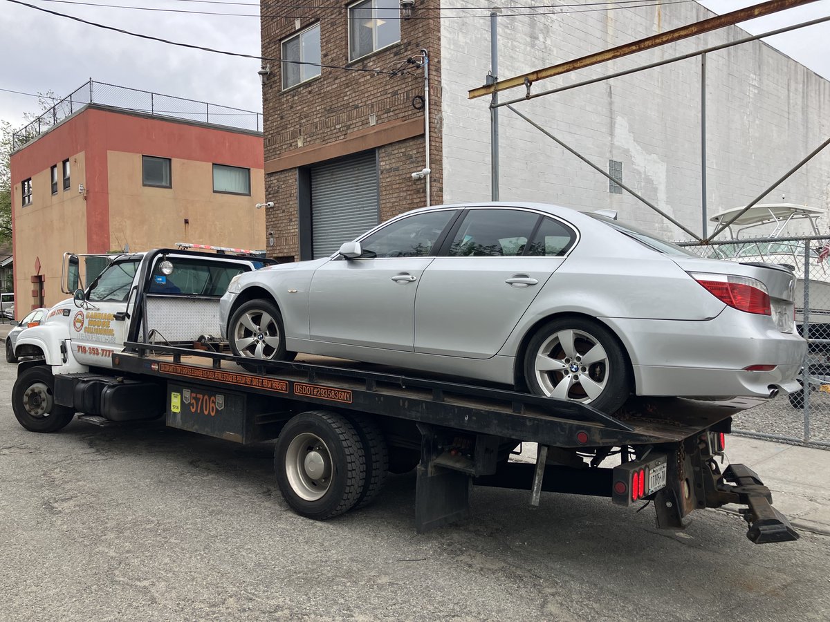 NYPD109Pct's tweet image. Parking on NYC streets without license plates is illegal—and no, a vehicle cover won’t hide it! 🚫🚘
Our Q-Team has a “laser eye” for these violations. We’ve issued summonses and towed the vehicles away. Keep it legal, keep it moving! 🚔 #NYPD #NYC #TrafficSafety