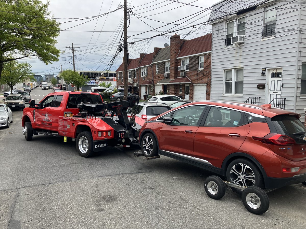 NYPD109Pct's tweet image. Parking on NYC streets without license plates is illegal—and no, a vehicle cover won’t hide it! 🚫🚘
Our Q-Team has a “laser eye” for these violations. We’ve issued summonses and towed the vehicles away. Keep it legal, keep it moving! 🚔 #NYPD #NYC #TrafficSafety