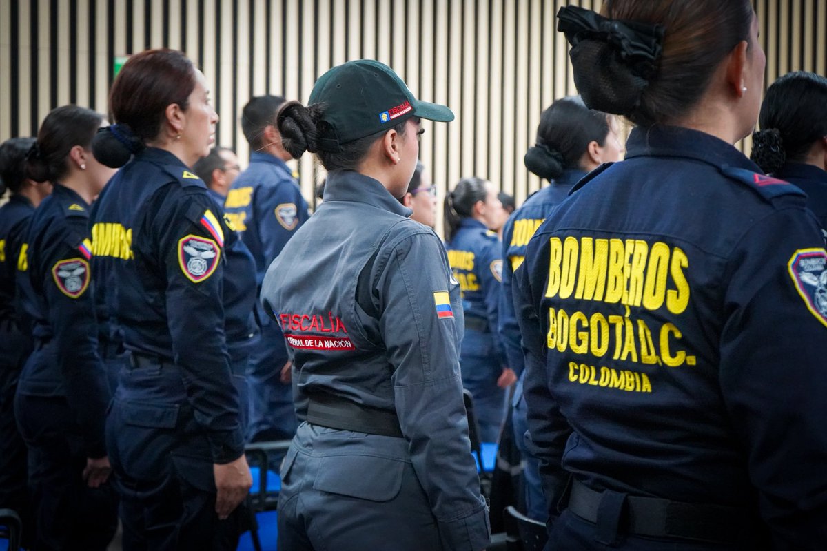 PaulaXHenaoE's tweet photo. Dimos inicio al Primer Diplomado de Investigación de Incendios y Explosiones para mujeres, un gran hito y nuevo logro para las mujeres de @Bogota. 

Contamos con la participación y asistencia del CTI de la @FiscaliaCol, de bomberas de @BrosVolunBogota, y por supuesto, mujeres de @BomberosBogota.

Hoy, solo contamos con una mujer en este equipo especializado, con esto, le abrimos las puertas a que más bomberas tengan esta oportunidad.
