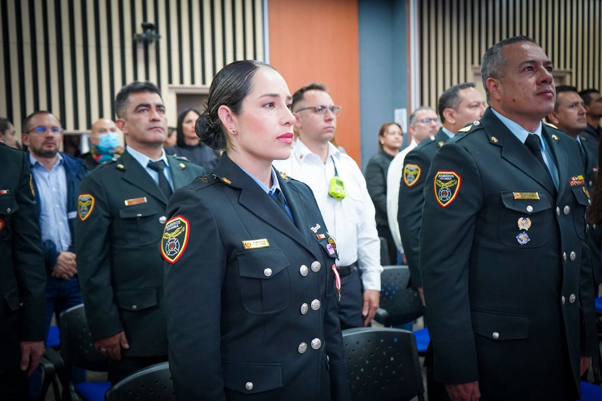 PaulaXHenaoE's tweet photo. Dimos inicio al Primer Diplomado de Investigación de Incendios y Explosiones para mujeres, un gran hito y nuevo logro para las mujeres de @Bogota. 

Contamos con la participación y asistencia del CTI de la @FiscaliaCol, de bomberas de @BrosVolunBogota, y por supuesto, mujeres de @BomberosBogota.

Hoy, solo contamos con una mujer en este equipo especializado, con esto, le abrimos las puertas a que más bomberas tengan esta oportunidad.