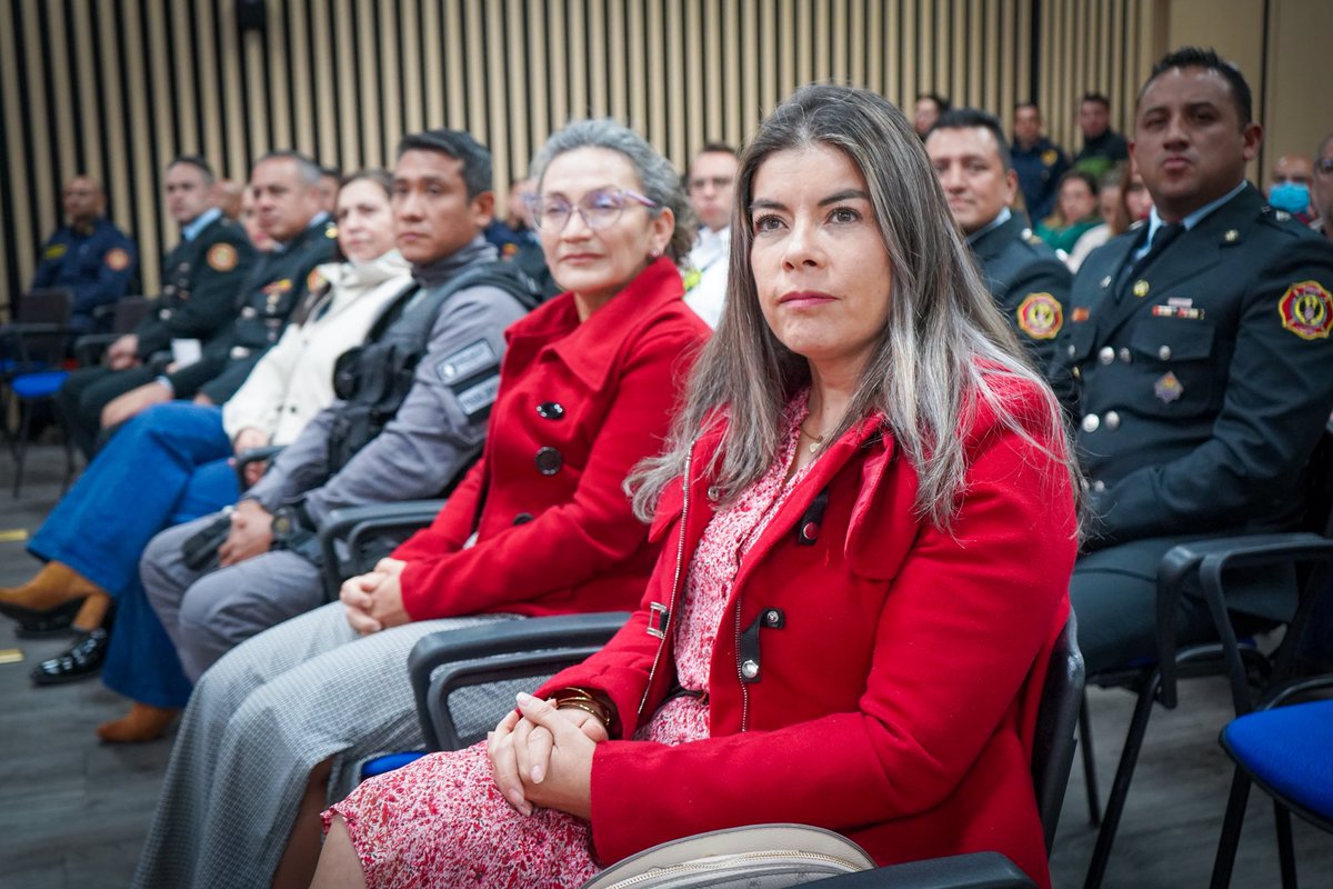 PaulaXHenaoE's tweet photo. Dimos inicio al Primer Diplomado de Investigación de Incendios y Explosiones para mujeres, un gran hito y nuevo logro para las mujeres de @Bogota. 

Contamos con la participación y asistencia del CTI de la @FiscaliaCol, de bomberas de @BrosVolunBogota, y por supuesto, mujeres de @BomberosBogota.

Hoy, solo contamos con una mujer en este equipo especializado, con esto, le abrimos las puertas a que más bomberas tengan esta oportunidad.