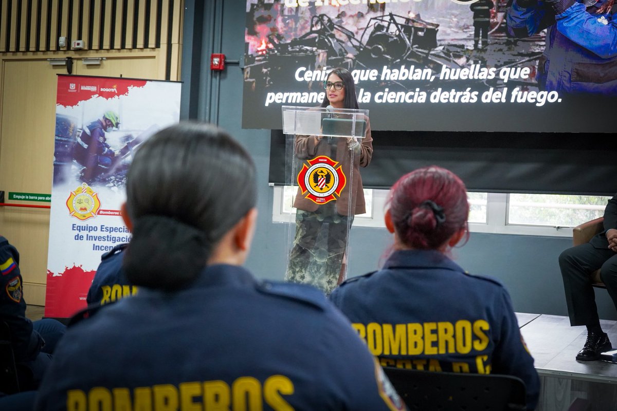 PaulaXHenaoE's tweet photo. Dimos inicio al Primer Diplomado de Investigación de Incendios y Explosiones para mujeres, un gran hito y nuevo logro para las mujeres de @Bogota. 

Contamos con la participación y asistencia del CTI de la @FiscaliaCol, de bomberas de @BrosVolunBogota, y por supuesto, mujeres de @BomberosBogota.

Hoy, solo contamos con una mujer en este equipo especializado, con esto, le abrimos las puertas a que más bomberas tengan esta oportunidad.