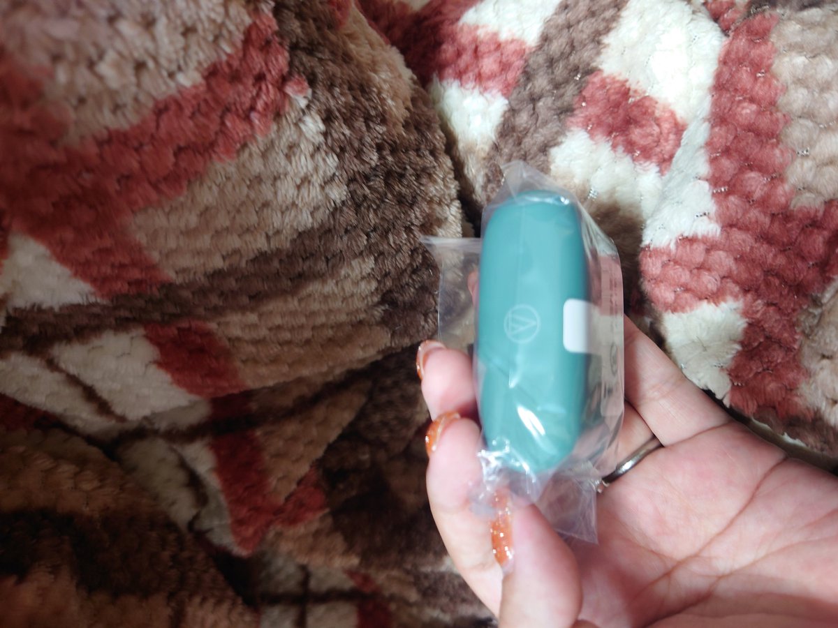 どうせならと約2万円のワイヤレスイヤホン買ったのに僅か半年たらずで、大阪への引越し直前に3ヶ月限定で働いた現場で入れてたポーチごと失くした。
あの日から約2年。
騙し騙し使ってた安価の型落ちワイヤレスイヤホンはケースの突起が折れ閉まらなくなったので、いい加減新しいの買いましたw