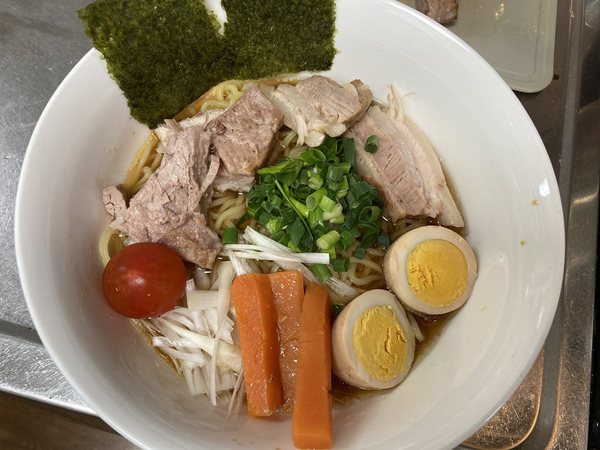pinokon's tweet photo. 今日はオフになっちゃったので
チャーシュー煮込んで
煮汁でスープ作って
ラーメンつくちゃった
いっぱい食べておいしいお https://t.co/SFQZNs1aqQ
